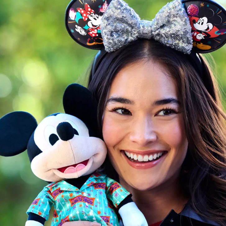 Disney Store: Ring in the New Year