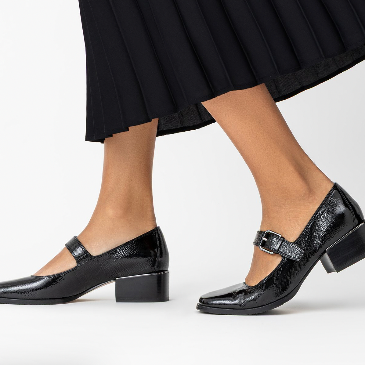 Donald Pliner: Extra 25% OFF Select Markdowns