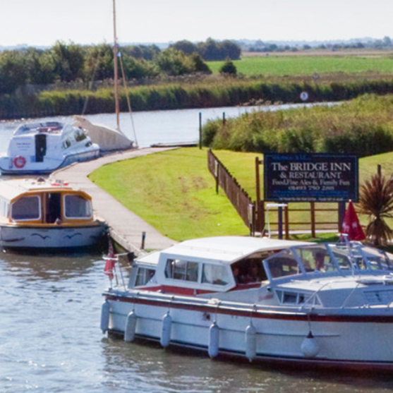 Alfa Holidays: Great Yarmouth & Broads Cruise
